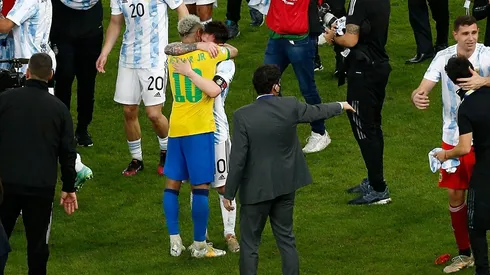 El abrazo de Neymar con Messi