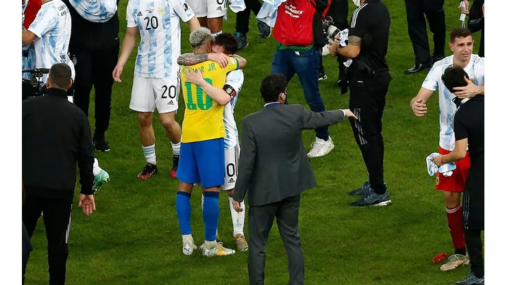 El abrazo de Neymar con Messi