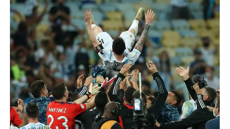 Messi es festejado por su compañeros de manera especial