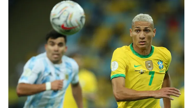 Richarlison se quedó con cuello dos veces frente al arco argentino