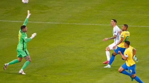 Ángel di María definió de la mejor manera en el mano a mano ante Ederson.