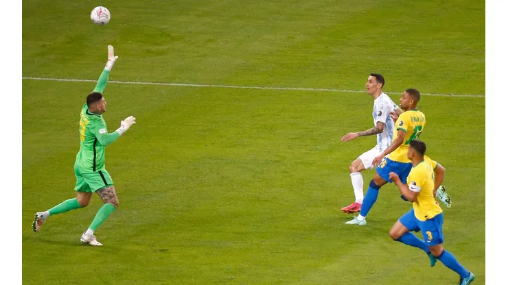 Ángel di María definió de la mejor manera en el mano a mano ante Ederson.