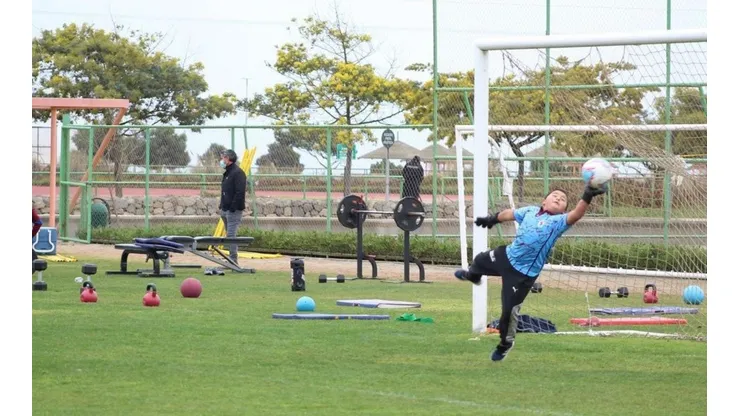 Jesús Suazo se luce tapando pelotas con la ayuda de Zacarías López