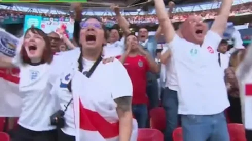 Nina Farooqi (al medio) salió pillada cuando la mostró la televisión