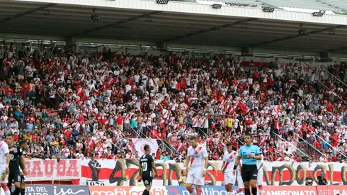 Tras un año y medio sin hinchas en los estadios, el futbol chileno verá su regreso en las próximas semanas.