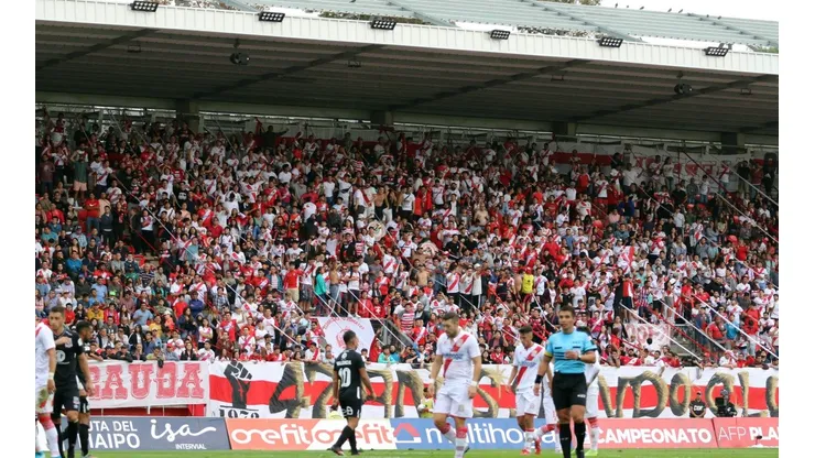Tras un año y medio sin hinchas en los estadios, el futbol chileno verá su regreso en las próximas semanas.