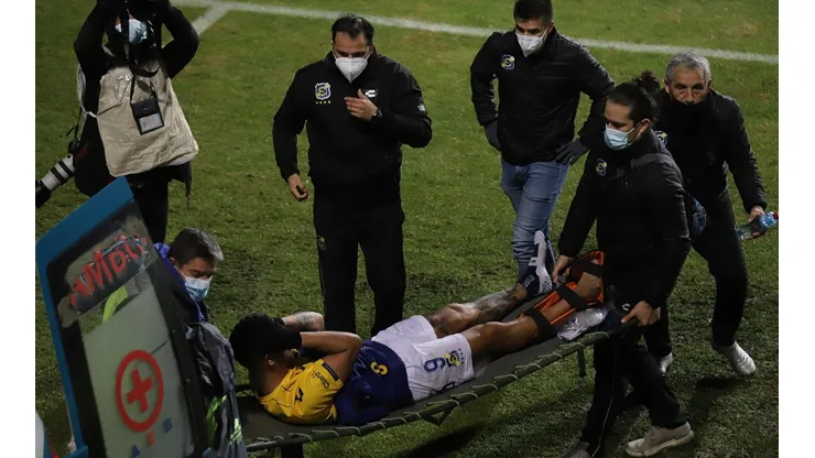 El jugador de Everton estará al menos 5 meses fuera de las canchas.