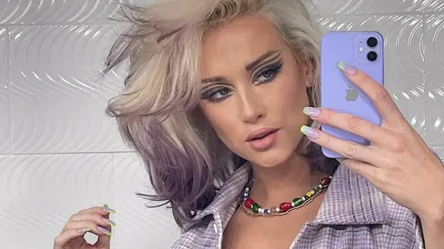 Vesta Lugg modelando en Instagram.