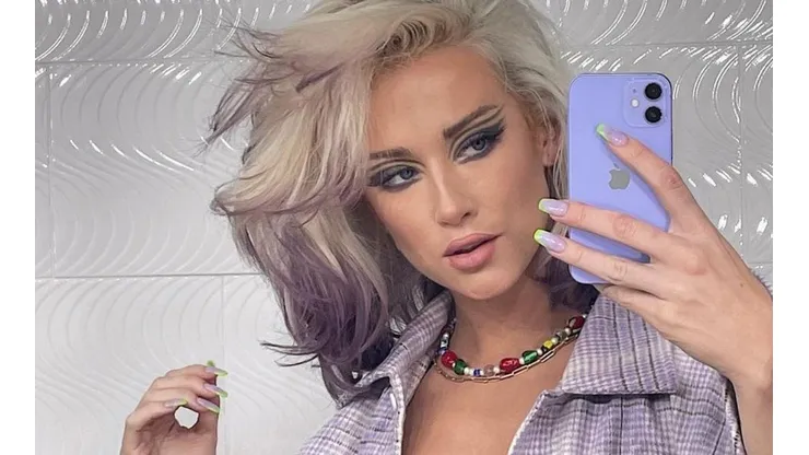 Vesta Lugg modelando en Instagram.