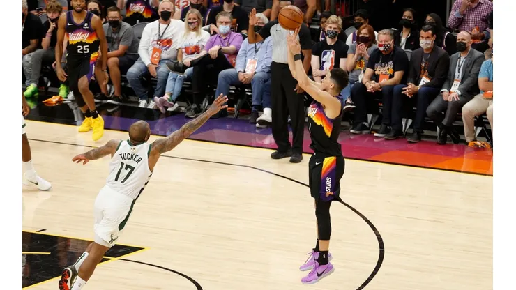 Devin Booker aportó siete de los 20 triples de los Suns.