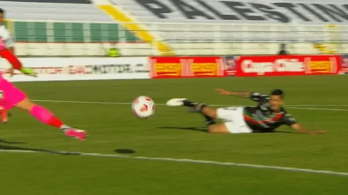 Benítez intentó despejar y metió la pelota en su propio arco