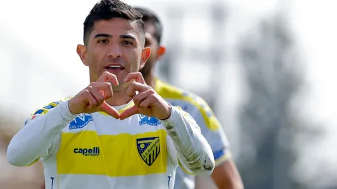 El delantero vende sus saludos por 10.000 pesitos.