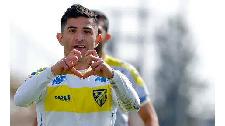 El delantero vende sus saludos por 10.000 pesitos.