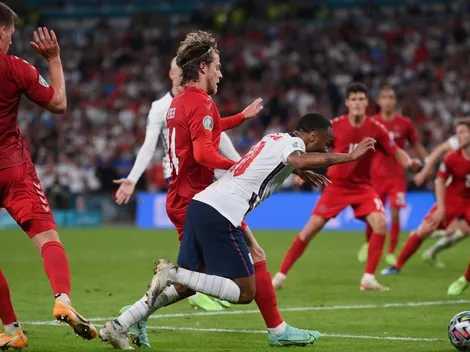 Sterling no duda: "Fue penal claro, entré en el área y me tocó"