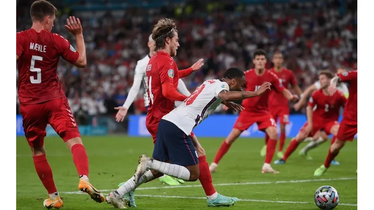Raheem Sterling cae en el área de Dinamarca