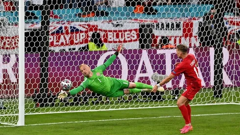 El portero Schmeichel fue uno de los más afectados por el accionar de los hinchas ingleses.