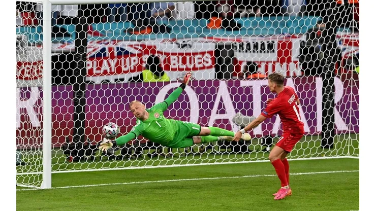 El portero Schmeichel fue uno de los más afectados por el accionar de los hinchas ingleses.