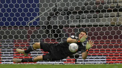 Emiliano Martínez se llevó todos los elogios por sus tres paradas ante Colombia.