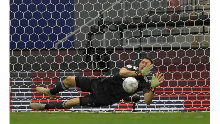 Emiliano Martínez se llevó todos los elogios por sus tres paradas ante Colombia.