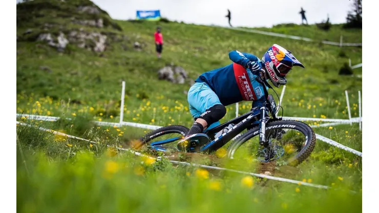 Pedro Burns va por el Enduro World Series en Italia.