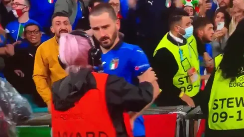 A Bonucci casi se lo llevan detenido: lo confunden con un hincha en los festejos de Italia.