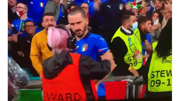 A Bonucci casi se lo llevan detenido: lo confunden con un hincha en los festejos de Italia.