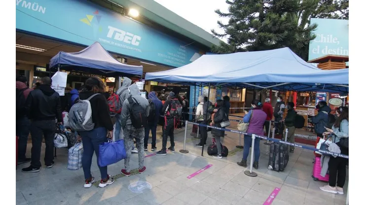 Pasajeros llegan a terminan de buses Sur tras la puesta en marcha de los viajes interregionales