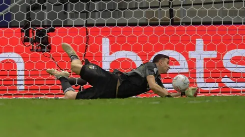 Dibu Martínez conteniendo un penal