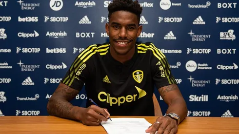 Junior Firpo ya firmó su contrato con el Leeds United