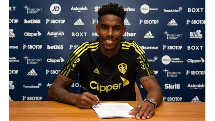Junior Firpo ya firmó su contrato con el Leeds United