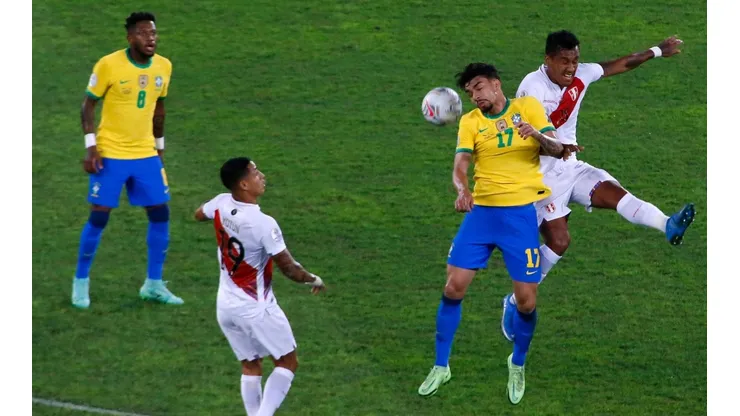 Perú cayó ante Brasil con gran polémica arbitral.