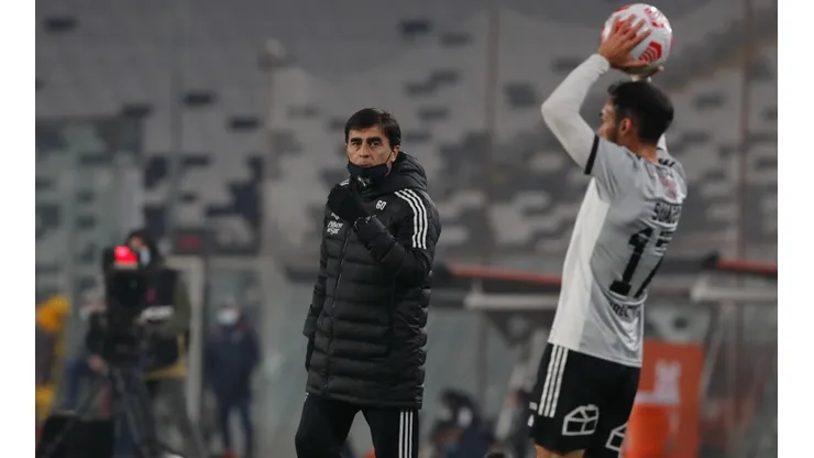 Gustavo Quinteros entrega el parte médico de Colo Colo