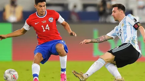 Galdames es seguido por Cagliari de la Serie A.