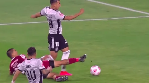 La acción que Iván Morales reclamó como penal para Colo Colo.