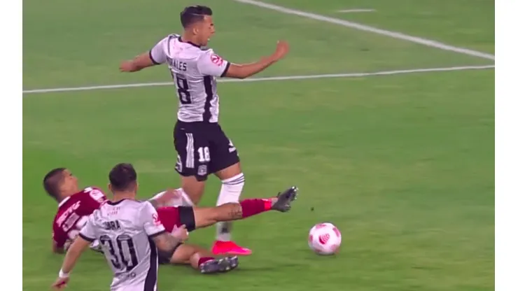 La acción que Iván Morales reclamó como penal para Colo Colo.