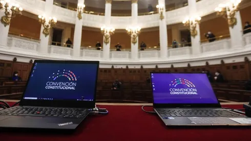 Firman el acta de entrega de las dependencias de la sede de la Cámara en Santiago