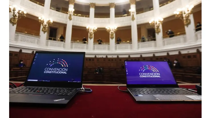 Firman el acta de entrega de las dependencias de la sede de la Cámara en Santiago