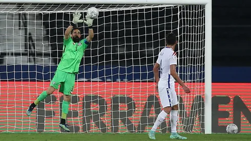Claudio Bravo y Mauricio Isla avisa: los viejos rockeros de la Roja seguirán en el escenario.
