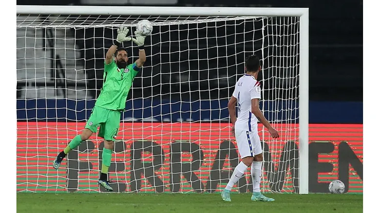 Claudio Bravo y Mauricio Isla avisa: los viejos rockeros de la Roja seguirán en el escenario.