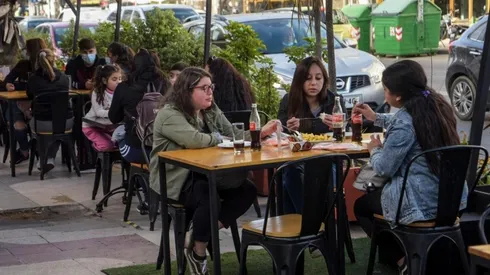 Los restoranes de comunas en fase 2 o más pueden funcionar con normalidad en terrazas.