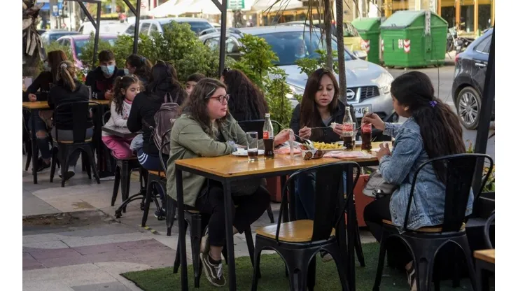 Los restoranes de comunas en fase 2 o más pueden funcionar con normalidad en terrazas.