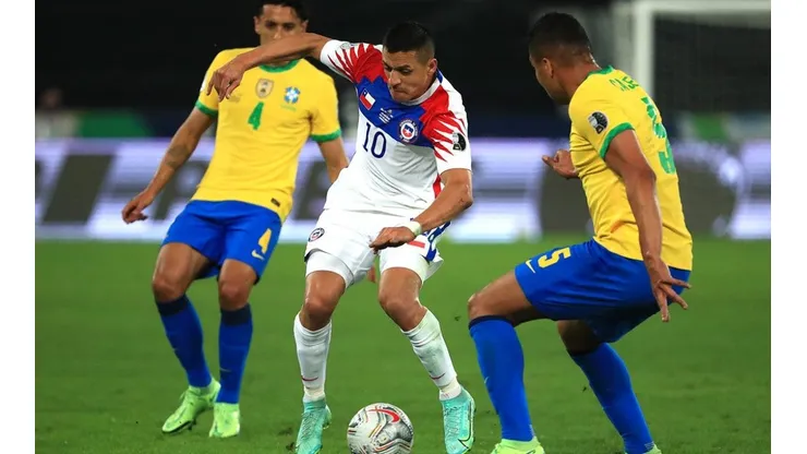 Alexis sólo pudo jugar un tiempo ante Brasil