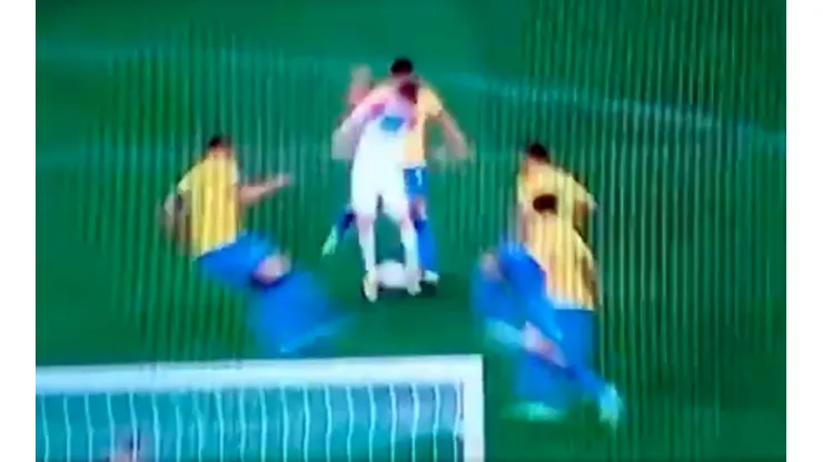 Charles Aránguiz cae después de un supuesto contacto con Casemiro, en la polémica del duelo entre Chile y Brasil por Copa América
