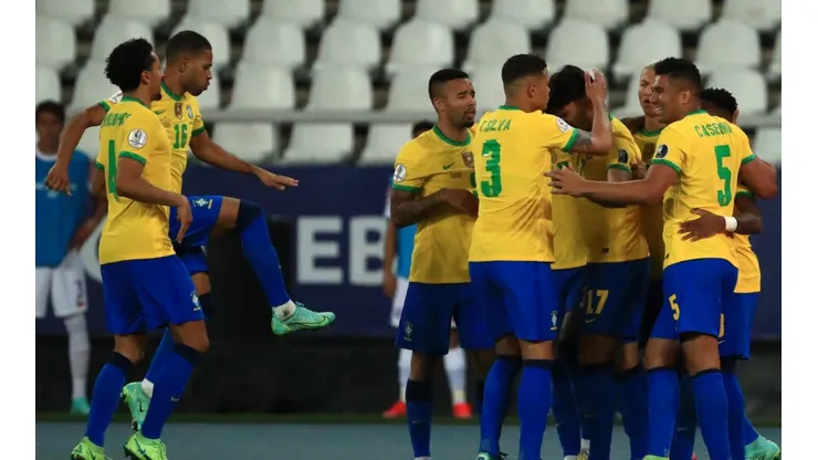 Brasil abrió la cuenta contra Chile en el Nilton Santos de Río de Janeiro