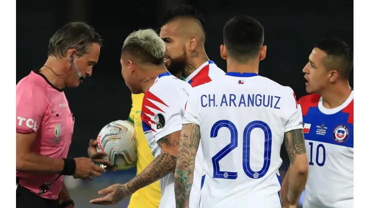 Vidal quedó muy caliente con el arbitraje del argentino Loustau