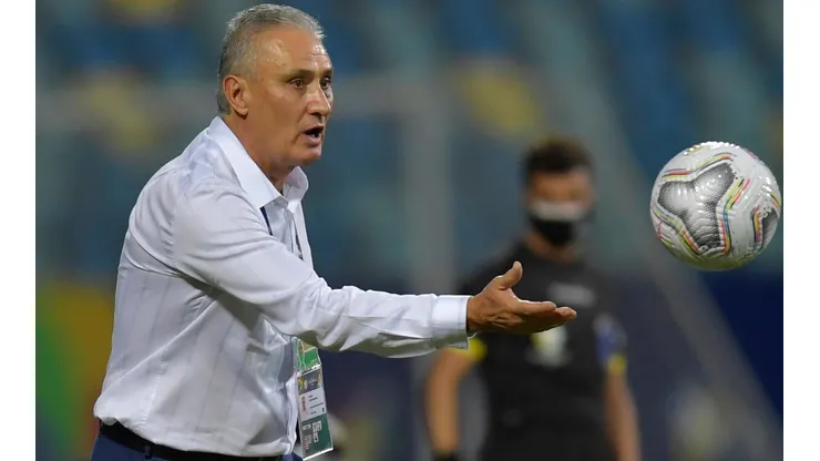 DT de Brasil habló más de la cancha que de la victoria sobre Chile.