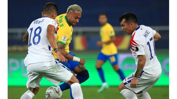 Neymar pasó más en el suelo que jugando ante Chile