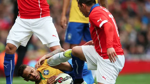 El pisotón de Medel a Neymar