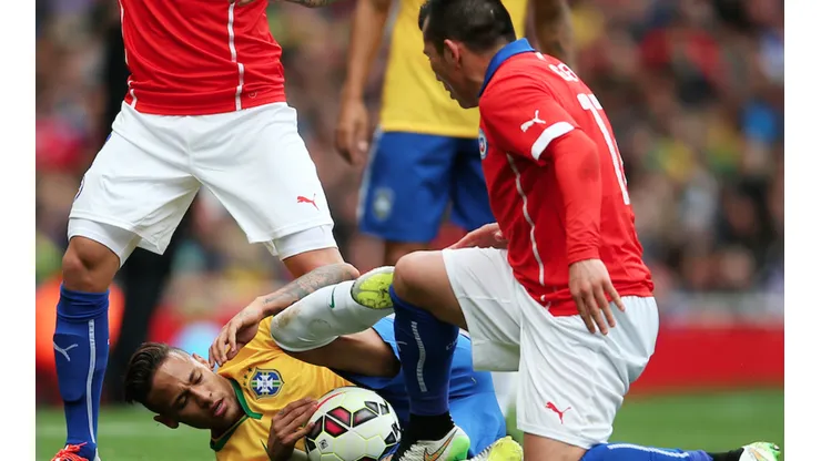 El pisotón de Medel a Neymar