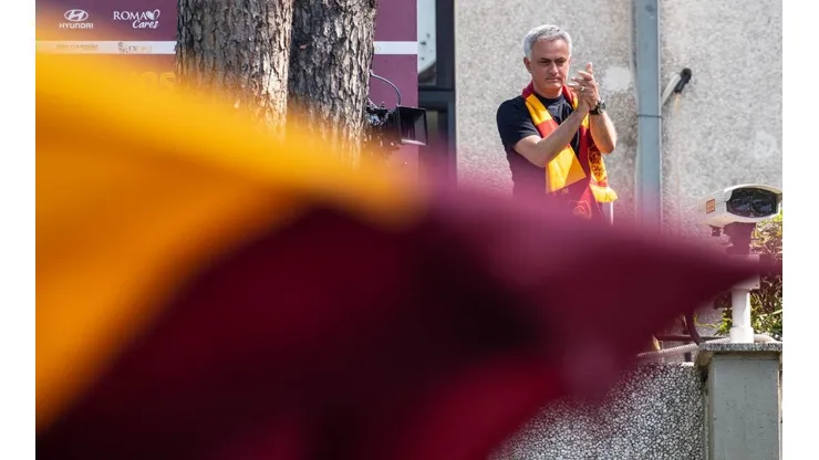 José Mourinho fue recibido por 500 hinchas de la Roma.